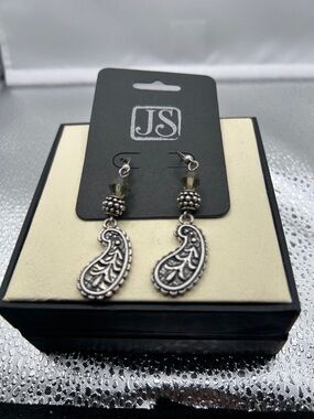 Jim shore dangle earrings silver tone paisley design vintage style casual nwt